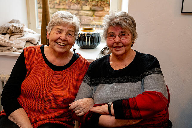 Die beiden Schwestern, geborene Pietsch, heute heißen sie Irene Schneider (links) und Inge Jagd (rechts).