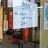 Ein Hinweis am Hallenbad in Waldshut macht auf die verschärften Corona-Regeln aufmerksam: Seit Samstag gilt die 2G-Plus-Regel im ...