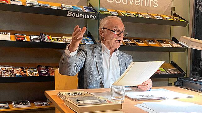 Der ehemalige Narrenrichter Karl Bosch trägt beim Mundartabend im Alten Forstamt Prosa und Gedichte in verschiedenen Dialekten vor. ...
