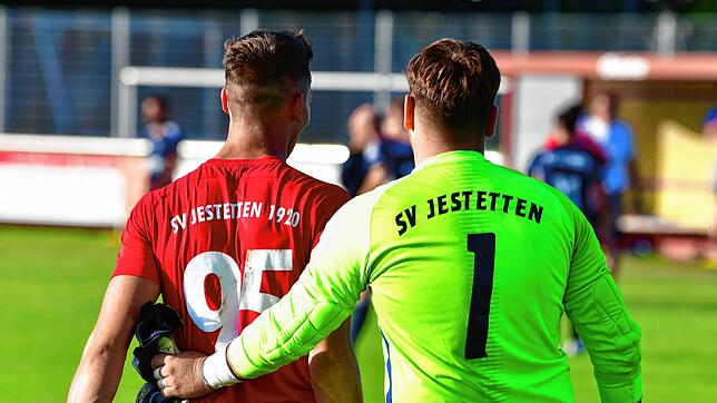 Bild : SV Jestetten müht sich zu einem 2:0 gegen Aufsteiger SV Blau-Weiß Murg &ndash; und wir haben Bilder!