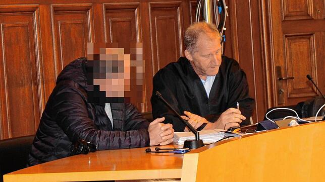 Der Angeklagte vor dem Landgericht Rottweil mit seinem Verteidiger Bernhard Mußgnug beim Prozessauftakt.