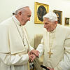 Im Dezember vor einem Jahr: Papst Franziskus (links) und der emeritierte Papst Benedikt XVI unterhalten sich im Kloster &bdquo;Mater ...