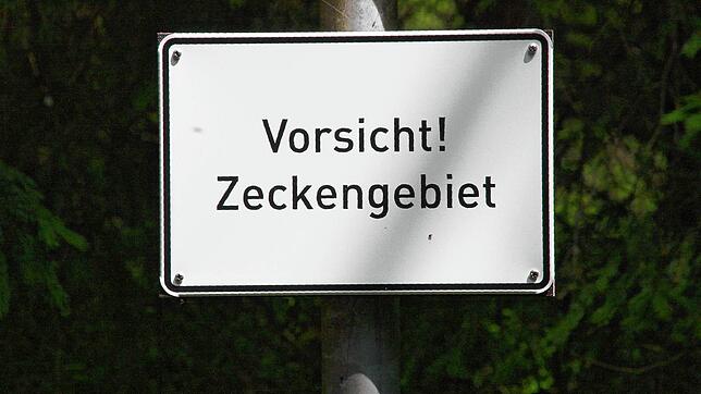 &bdquo;Vorsicht! Zeckengebiet&ldquo;: Dieses Schild befindet sich an der Gletschermühle im Schwarzenbachtal bei Lindau. ...