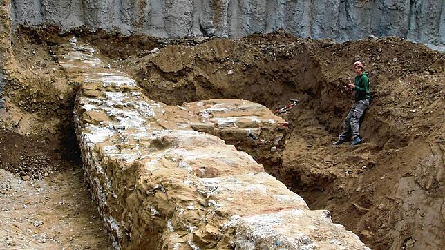 Unerwartet stießen die Bauarbeiter bei den Arbeiten am Schützenbühl im Erdreich auf eine mächtige Mauer, die bis zu 1,70 Meter breit ...