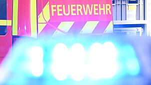 85 Feuerwehrleute, 27 Feuerwehrfahrzeuge und 15 Kräfte vom Rettungsdienst waren im Einsatz. (Symbolbild)