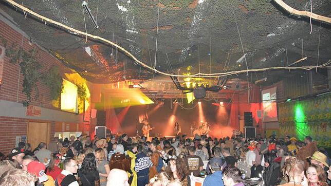Beim Holzhauerball in Hindelwangen brachte die Partyband Crash die Menge bis in die frühen Morgenstunden hinein zum Tanzen.