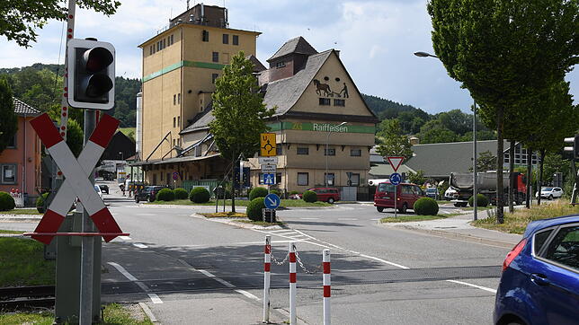 Die Ablachtalbahn im Stadtgebiet von Stockach auf einem Archivbild: Die Schienen kreuzen die Aachenstraße, im Hintergrund sind das ...