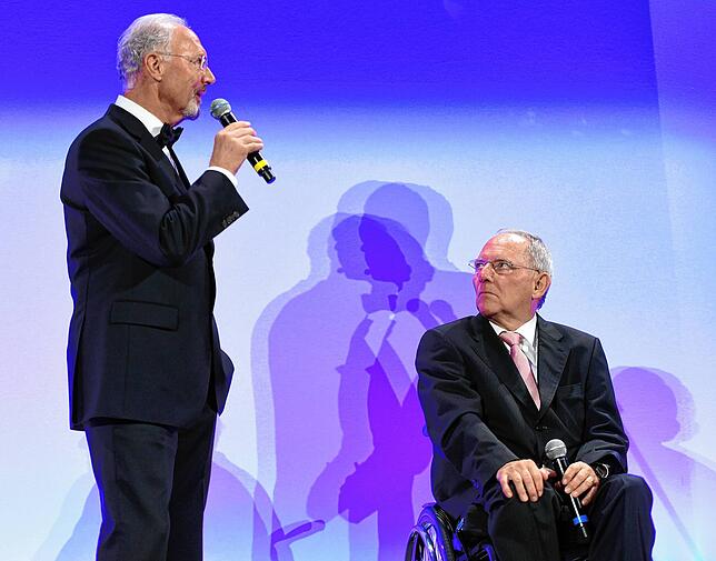 Franz Beckenbauer (links) und der damalige Bundesfinanzminister Wolfgang Schäuble sprechen im Mai 2014 im Rahmen der Verleihung der ...