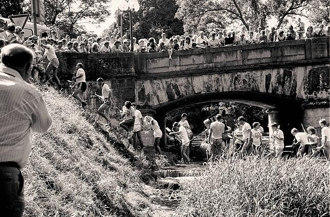 Wieder raus aus der Brigach ging&lsquo;s an der Schützenbrücke. Anschließend liefen Musiker und Zuschauer zurück zum Alten ...