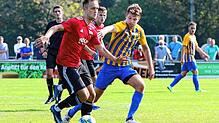 Der FC Singen 04 (rechts Niklas Vogt) und der FC Überlingen (links Tobias Schorpp) gehören in dieser Saison zu den Topfavoriten.