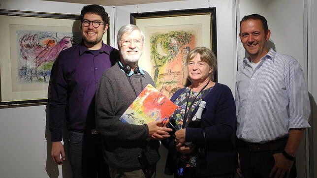 Das Ehepaar Wolfgang und Monika Lellmann aus Konstanz-Dettingen wird als 7500. Besucher der Chagall-Ausstellung begrüßt. Links: ...