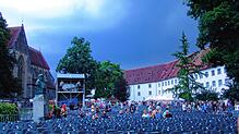 Die Reihen lichten sich, während das Gewitter aufzieht. Das Konzert von James Blunt muss schließlich abgesagt werden.