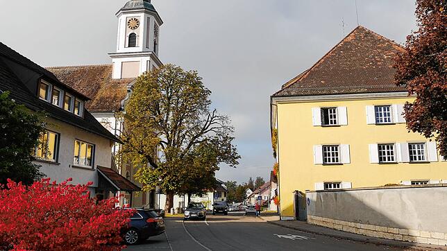 Die Planung der weiteren Ortskernsanierung ist beschlossen: Die Schlossparkmauer bleibt in ihrer Geschlossenheit erhalten, am Rathaus ...