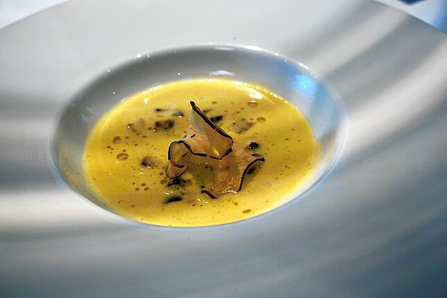 3. Gang: Schaumsuppe vom Alten Fränkischen Satz, der aus mehreren historischen fränkischen und klassischen Rebsorten besteht. Dazu ...