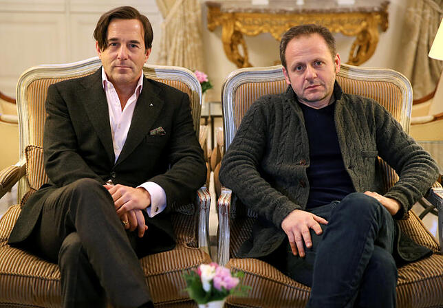 Die Schauspieler Heino Ferch (l) und Samuel Finzi sitzen am 05.02.2016 in der Lobby im Grand Hotel Heiligendamm (Mecklenburg-Vorpommern) ...