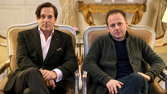 Die Schauspieler Heino Ferch (l) und Samuel Finzi sitzen am 05.02.2016 in der Lobby im Grand Hotel Heiligendamm (Mecklenburg-Vorpommern) ...