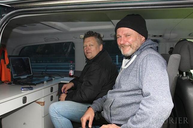 Die Polizeibeamten Olaf Lück und Werner Diesch (von links) von der Verkehrspolizei Sigmaringen kontrollieren auf einem Laptop die Daten ...