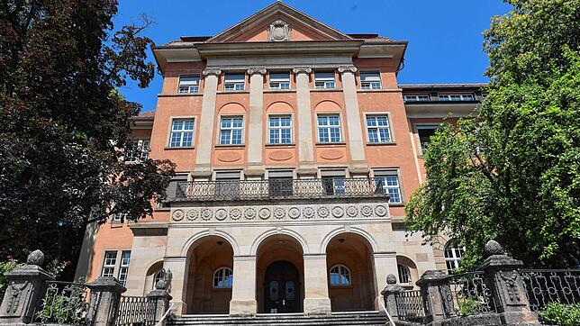 (Archivbild) Das Heinrich-Suso-Gymnasium in Petershausen wurde Opfer von Einbrechern.
