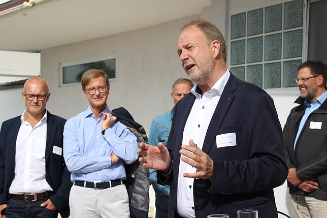 Geschäftsführer Joachim Heinz Ebner (rechts) erklärt die nächsten Schritte. Bevor das Hotel vollständig abgerissen werden kann, muss der ...