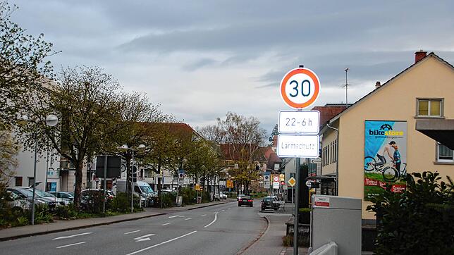 Bisher galt auf einem Großteil der Gottmadinger Ortsdurchfahrt Tempo 30 nur zwischen 22 und 6 Uhr. Ab Mittwoch heißt es auch tagsüber, ...