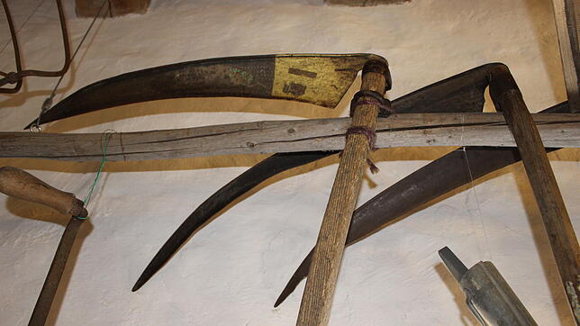 Aufgereiht hängen Sensen an einer Wand im Hilzinger Ortsmuseum. Im Bauernkrieg wurden diese landwirtschaftlichen Werkzeuge auch als ...