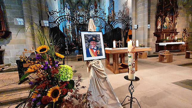 Ein Bild von Fridolin Zugmantel im Altarraum des Münsters erinnerte an den Verstorberbenen, zu dessen Ehre am Sonntagabend ein Requiem ...