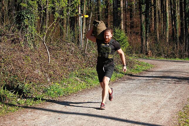 Beim Training mit Gewichtsweste und Sandsack auf dem Trimm-Dich-Pfad in Markdorf arbeitet Wunn gerade an seiner Fitness: Er bereitet ...