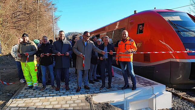 Der Bahnhalt in Eberfingen ist seit Dezember in Betrieb (von links): Uwe Weicher, Sven Frick (DB-Regio), Bürgermeister Joachim Burger, ...