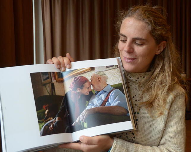 Elias Feinzilberg ist hundert Jahre alt. Hier hat Helena Schätzle den Holocaust-Überlebenden zusammen mit seiner Enkelin Dane fotografiert.