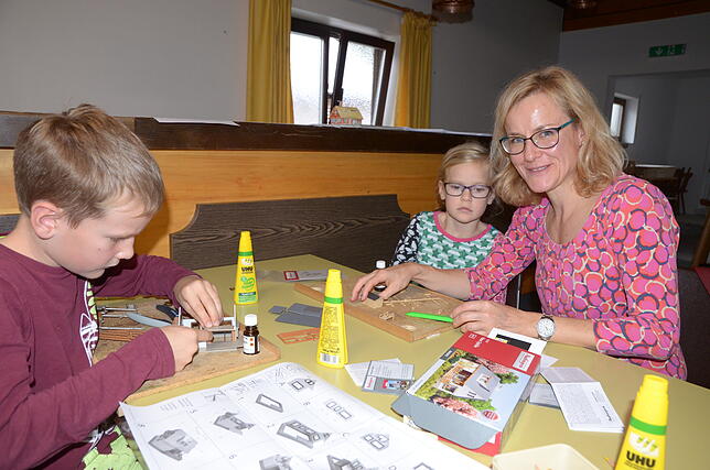 Henri, Marle und Alexa Jankowiak basteln Häuser. "