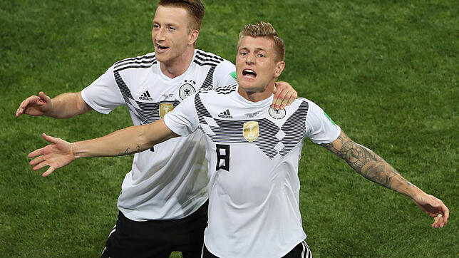 Torschütze Toni Kroos aus Deutschland (r) jubelt mit Marco Reus aus Deutschland über seinen Treffer zum 2:1 gegen Schweden in der 95. ...