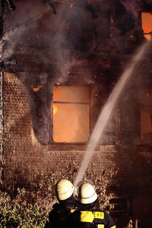 Bild 4: Bauernhaus in Niedereschach-Fischbach brennt nieder &ndash; Bewohner unverletzt