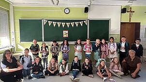 Die Klasse 1 mit ihren Lehrerinnen Virag Keser und  Marina Strotz.