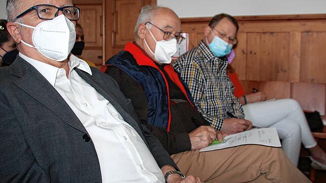 Karlheinz Fahlbusch und Heinz Kropp vom VdK Pfullendorf und Karlheinz Gonschorek (von links) vom Seniorenring Sigmaringen notierten, was ...