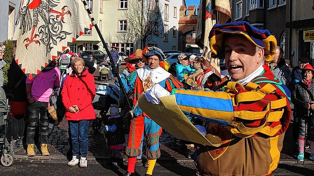 Es geht wieder los und die Narren treiben ihr Unwesen in der Stadt. Der Stadtbüttel mit Gefolge ruft die Fasnet aus.