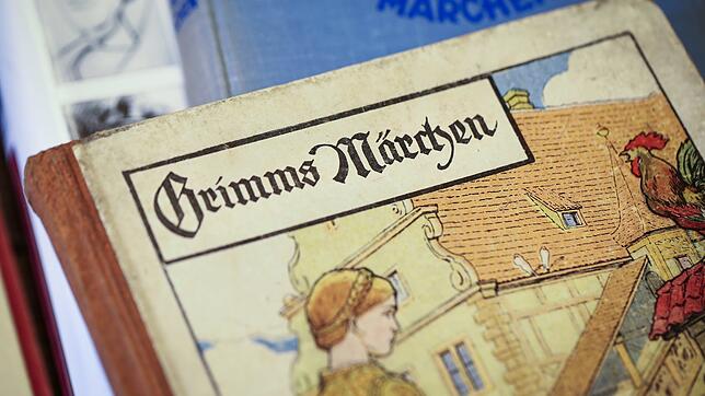Ein Buch mit dem Titel "Grimms Märchen" – für ganz Zartbesaitete sind selbst manche der von den Brüdern Jakob und Wilhelm entschärften ...