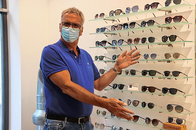 Ulrich Gölzer, Inhaber des gleichnamigen Markdorfer Optiker-Fachgeschäftes, möchte trotz der angespannten Corona-Situation etwas Freude ...