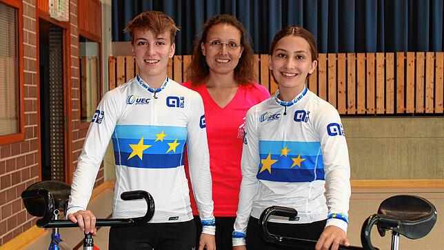 Eva Streit, Mutter und Trainerin Angelika Streit und Lena Streit (von links) trainieren drei Mal pro Woche in der Kirnberghalle in ...