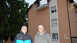 Die Mitglieder des Eigentümerbeirats, Ulli Zimmerer (links) und Bernd Stecher vor dem Brandhaus. Sie berichten stellvertretend für die ...