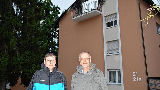 Die Mitglieder des Eigentümerbeirats, Ulli Zimmerer (links) und Bernd Stecher vor dem Brandhaus. Sie berichten stellvertretend für die ...