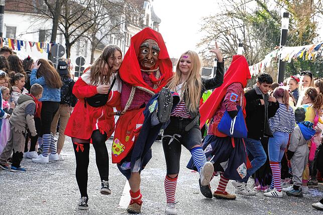 Bild 14: Bilder vom großen Fasnet Samschdig-Umzug der Poppele-Zunft (2)