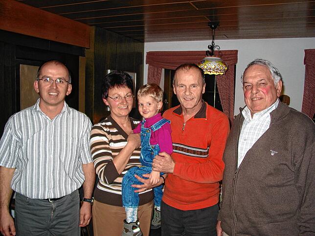 2008 wird Franz Moch für 50-jährige Mitgliedschaft in der DLRG geehrt (von links): Norbert Dietrich, der damalige Vorsitzende der ...