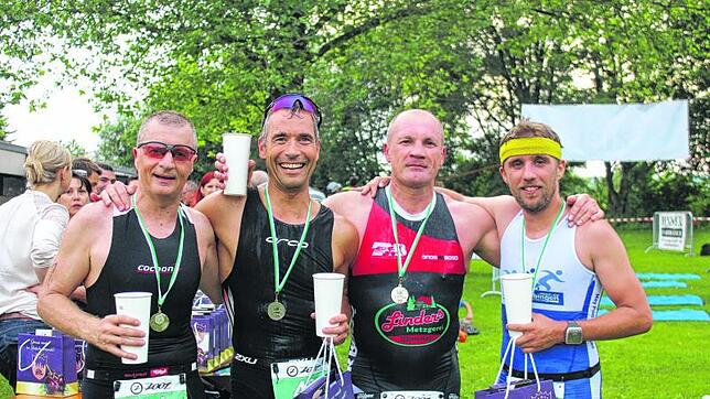 Glücklich und erleichtert im Ziel angekommen (von links): Adrian Horst, Daniel Schätzle, Armin Gleichauf und Timo Sitter. Bilder: Alicia ...