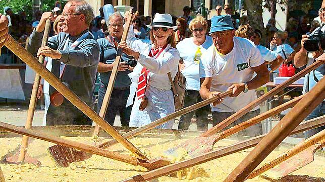 Kräftig rühren heißt es beim Omelette-Fest.