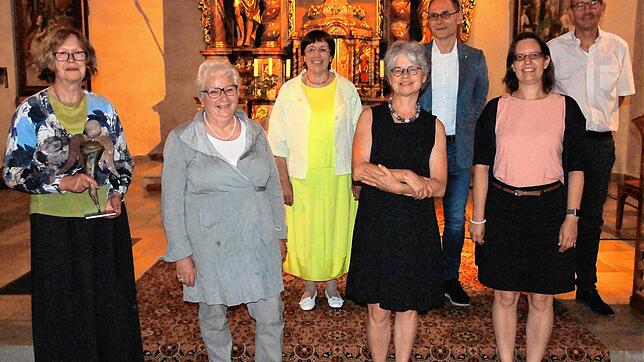 Helene Haas (links) war 16 Jahre lang die Vorsitzende des Hospizvereins. Sie übergibt das Amt an Christine Rammensee (weiter von links). ...