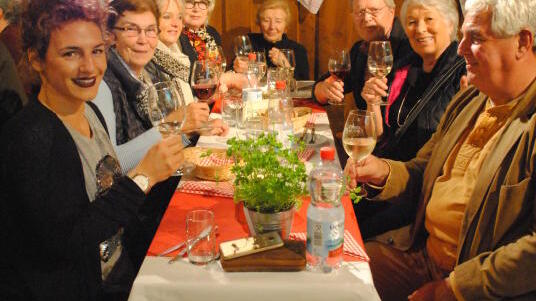 Die Gäste lauschen bei guter Bewirtung den Geschichten der Referenten (von links): Franziska Haller, Walburg Friedel, Susanne Rundel, ...