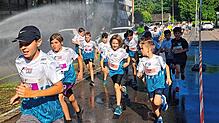 Die Jugendfeuerwehr Bad Säckingen sorgt beim Trompeterlauf für entsprechende Abkühlung auf der Strecke. Foto: Susanne Eschbach