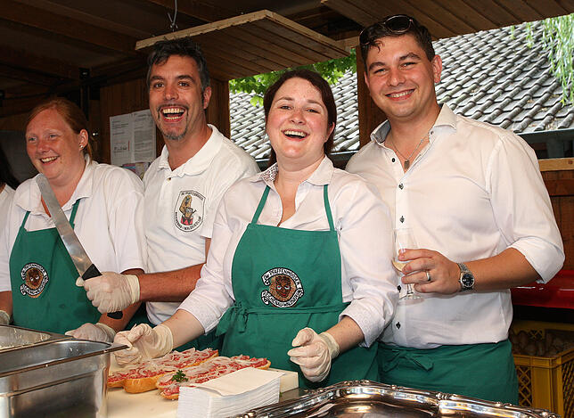 Hohe Identifikation mit dem Verein und dem Fest: Julia und Philip Gröner (rechts, hier mit Brigitte und Marc Schmidt-Ströbele) nehmen ...