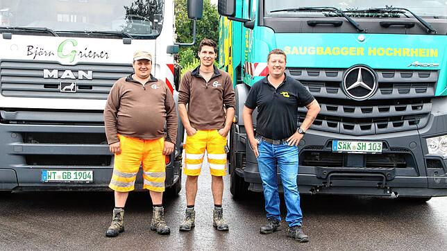 Mit ihren Lastern sind sie nach Ahrweiler gefahren und haben mit einem Saugbagger und einem Kanalreinigungsgerät dabei geholfen, die ...