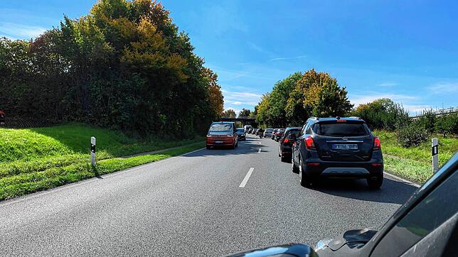 Ein gewöhnlicher Sonntagmittag auf der B 31 von Friedrichshafen bis Meersburg: Der Verkehr staut sich bereits auf Höhe des ...